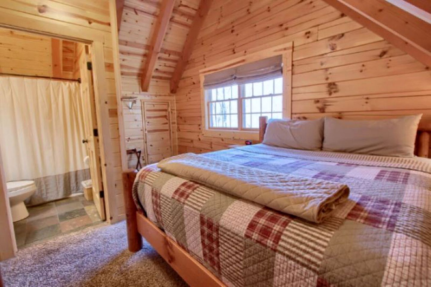 Beautiful Cabin Retreat near Hocking Hills, For Peaceful Getaways in Ohio