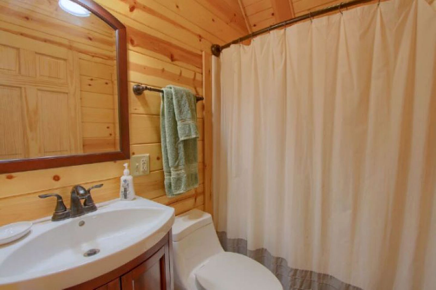 Beautiful Cabin Retreat near Hocking Hills, For Peaceful Getaways in Ohio