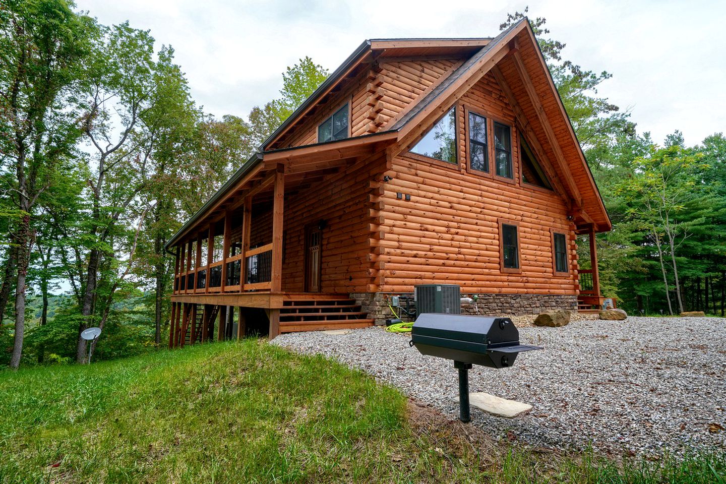 Lovely Logan Log Cabin Retreat for Family and Group Glamping in Ohio
