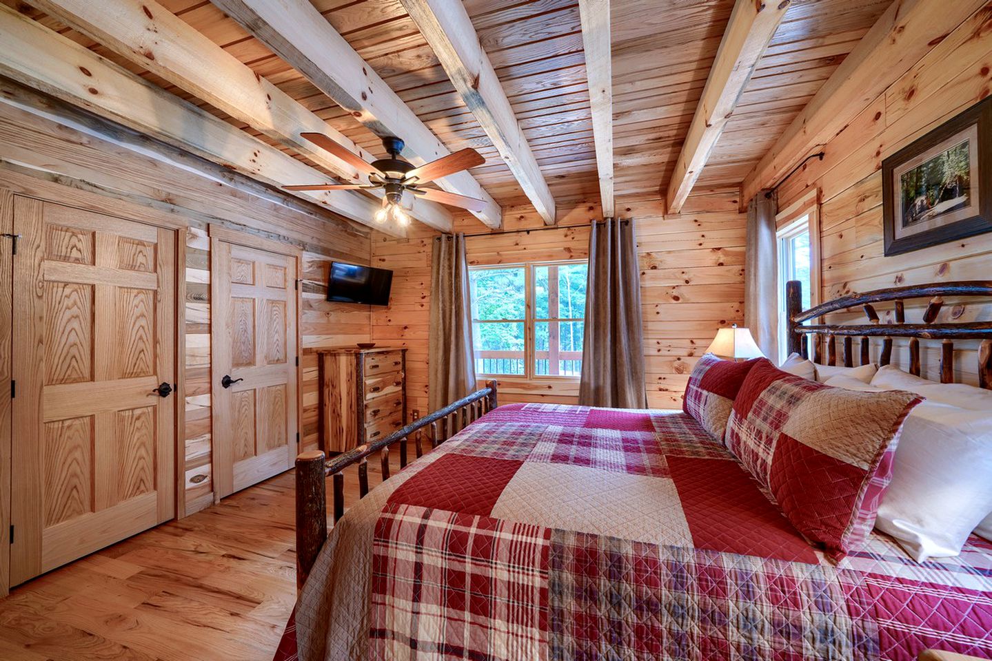 Lovely Logan Log Cabin Retreat for Family and Group Glamping in Ohio