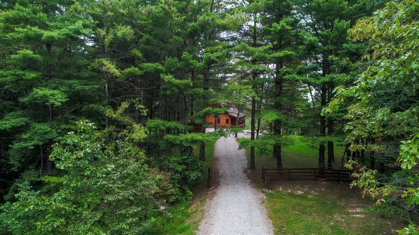 Lovely Logan Log Cabin Retreat for Family and Group Glamping in Ohio
