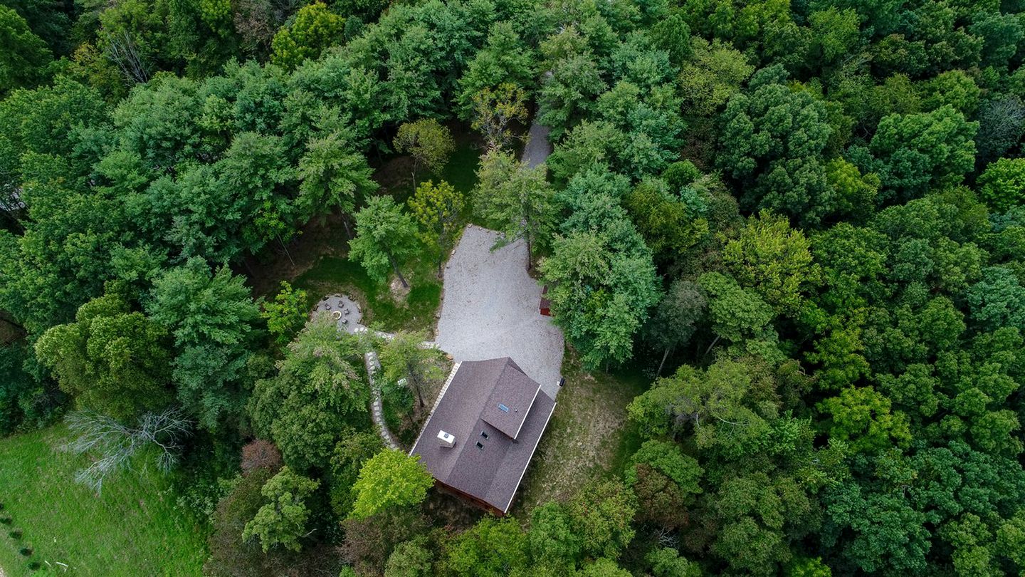 Lovely Logan Log Cabin Retreat for Family and Group Glamping in Ohio