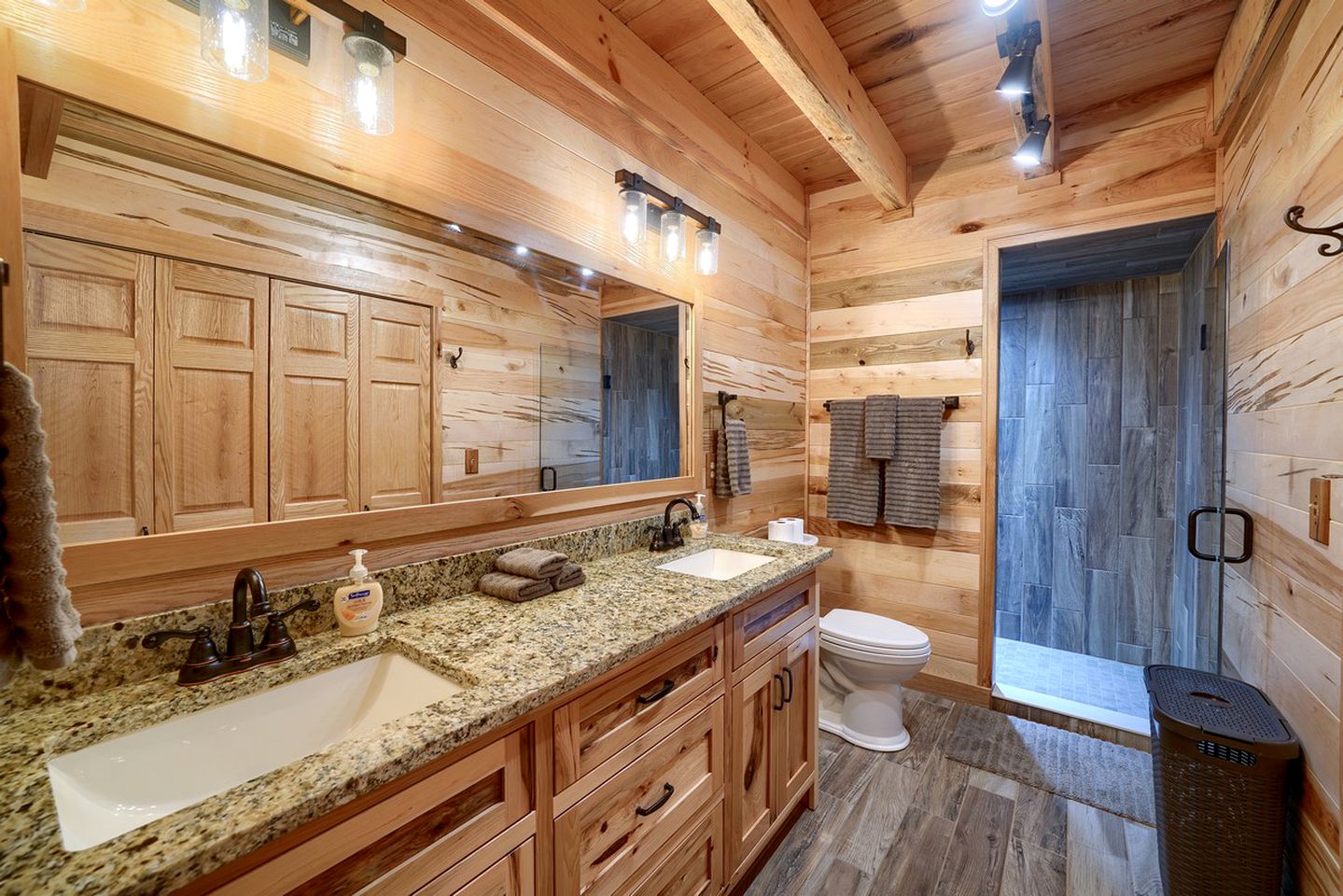 Lovely Logan Log Cabin Retreat for Family and Group Glamping in Ohio