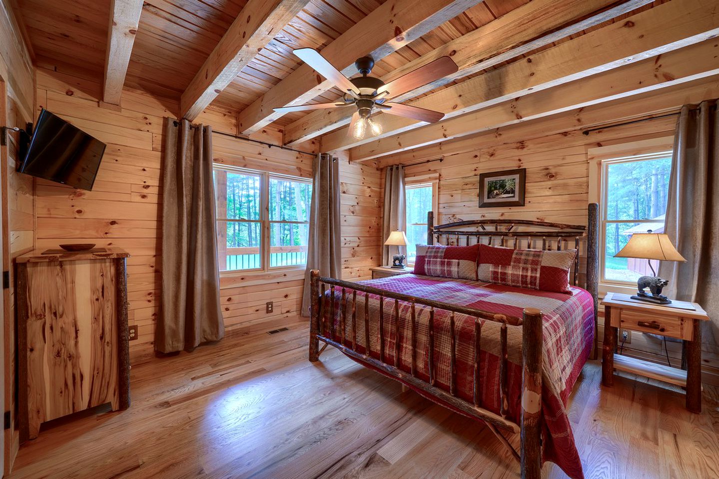 Lovely Logan Log Cabin Retreat for Family and Group Glamping in Ohio