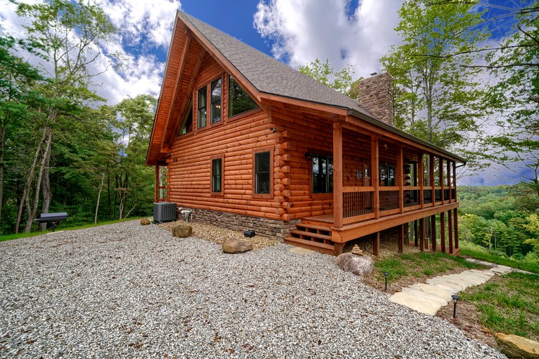 Lovely Logan Log Cabin Retreat for Family and Group Glamping in Ohio