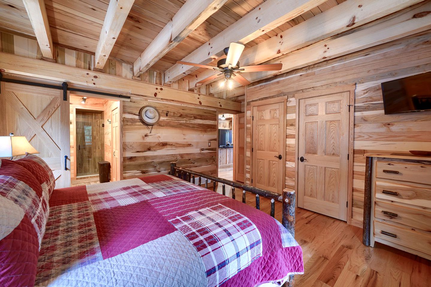 Lovely Logan Log Cabin Retreat for Family and Group Glamping in Ohio