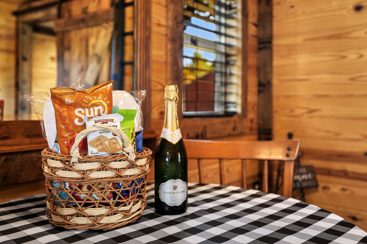 Family-Friendly Cabin with Hot Tub in the Ozark Mountains and nearby Beaver Lake, Eureka Springs