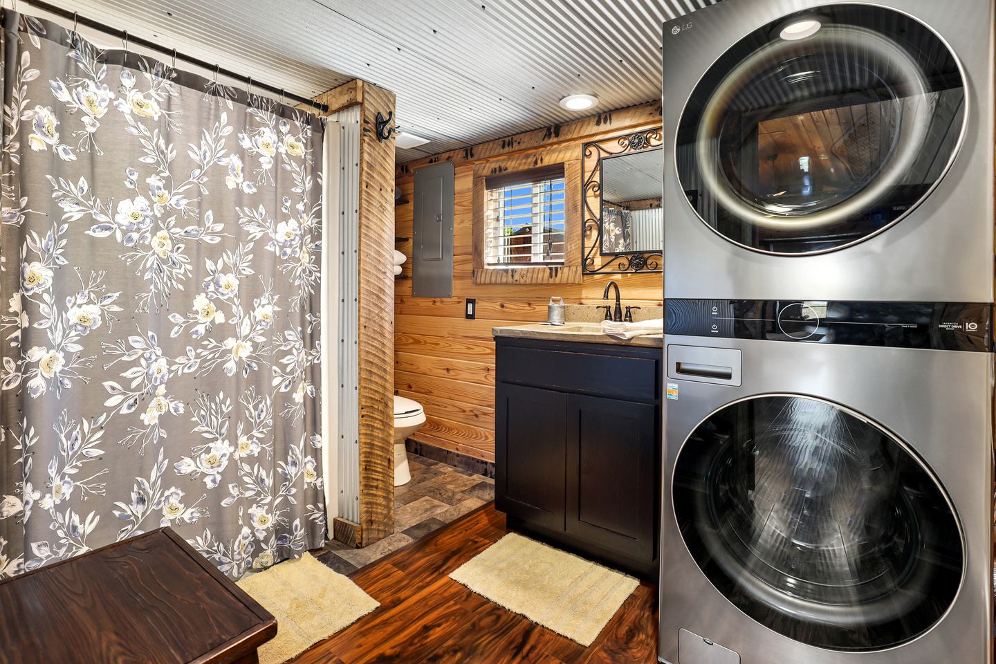 Family-Friendly Cabin with Hot Tub in the Ozark Mountains and nearby Beaver Lake, Eureka Springs