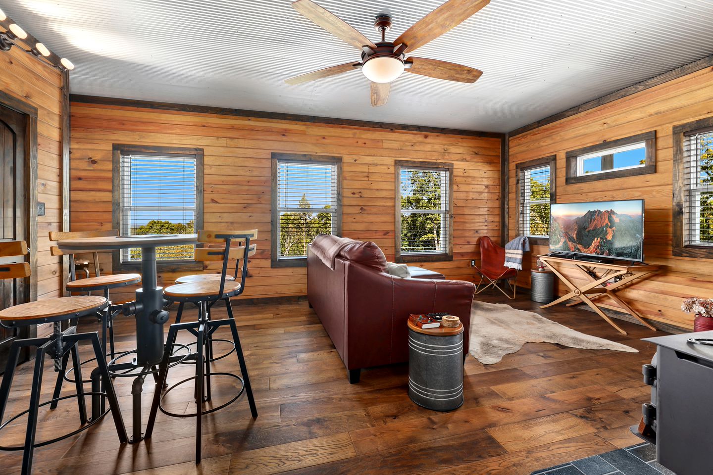 Family-Friendly Cabin with Hot Tub in the Ozark Mountains and nearby Beaver Lake, Eureka Springs