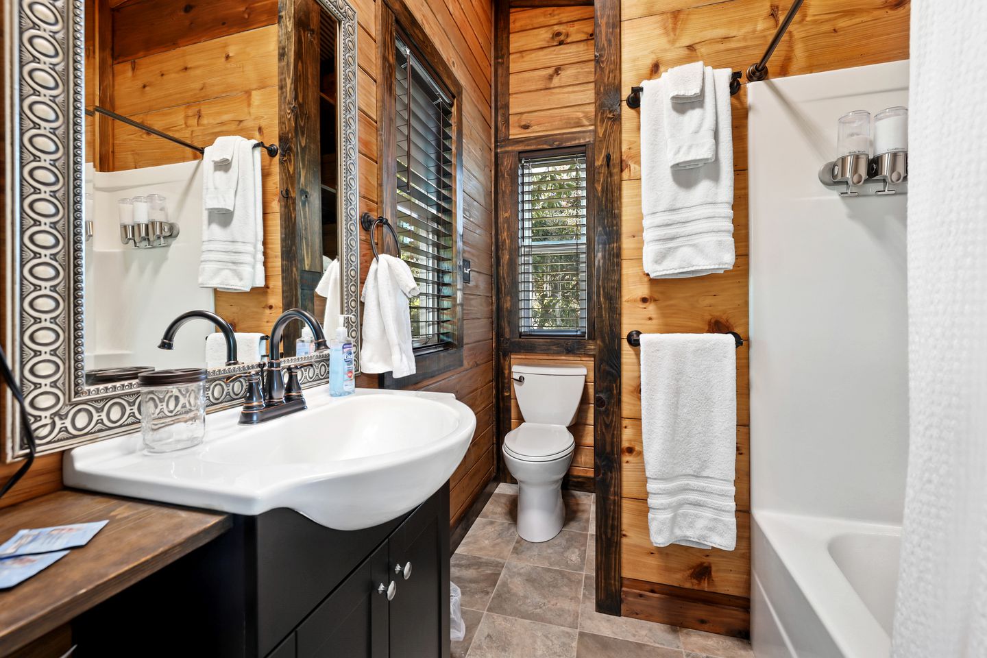 Family-Friendly Cabin with Hot Tub in the Ozark Mountains and nearby Beaver Lake, Eureka Springs