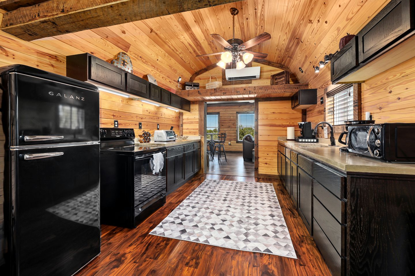 Family-Friendly Cabin with Hot Tub in the Ozark Mountains and nearby Beaver Lake, Eureka Springs