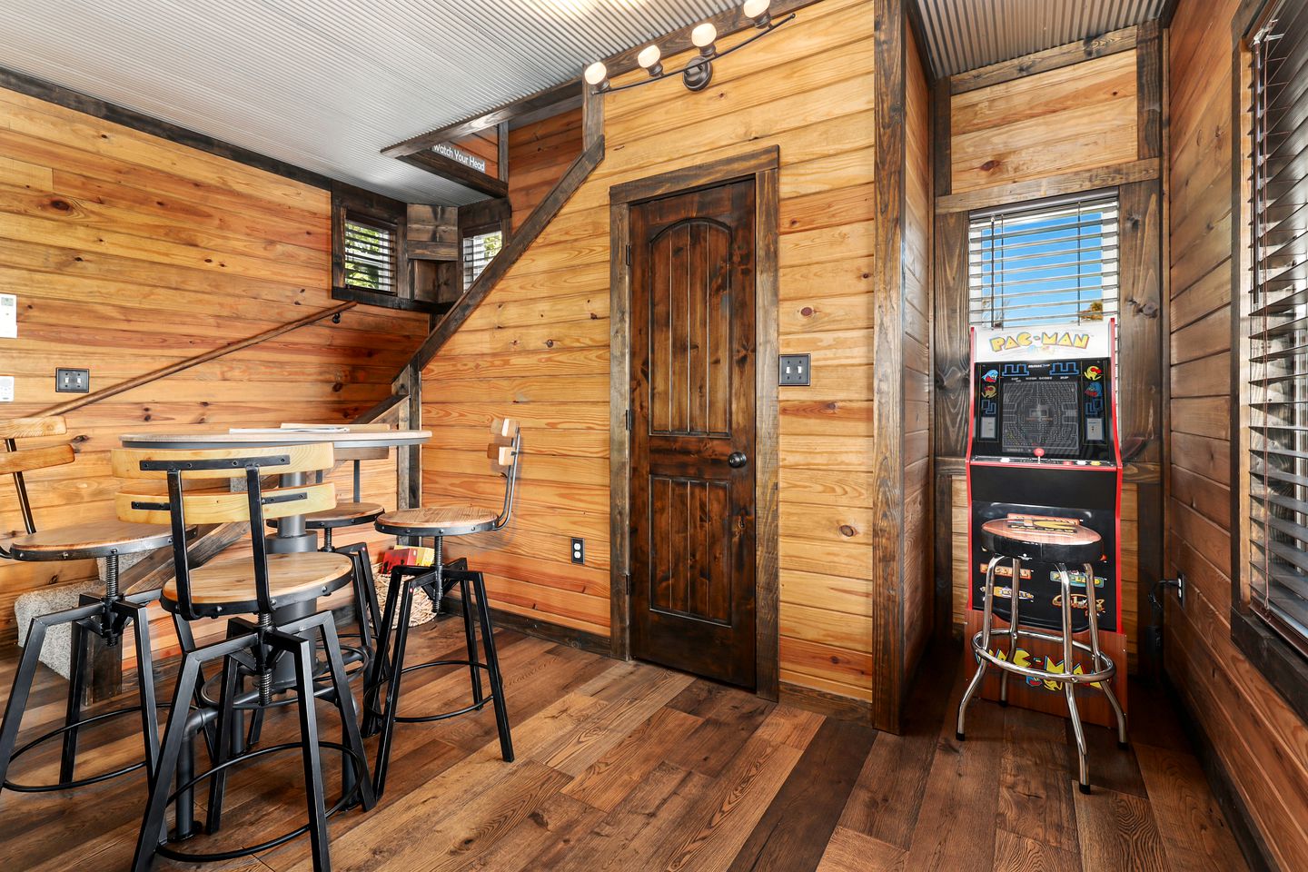 Family-Friendly Cabin with Hot Tub in the Ozark Mountains and nearby Beaver Lake, Eureka Springs