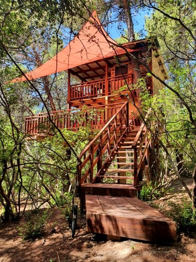 Off-Grid Romantic Tree House Near the Coast in Croatia