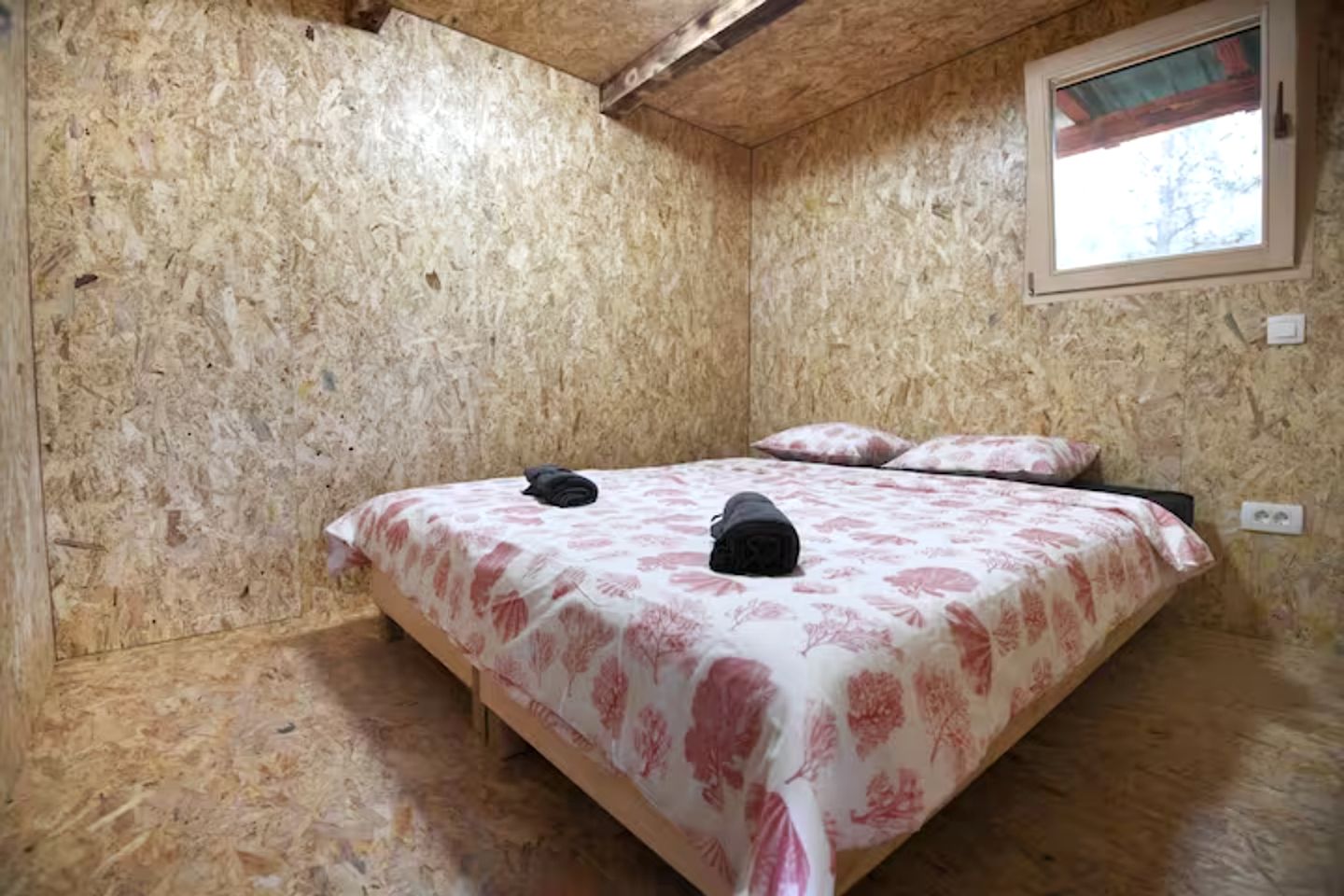 Off-Grid Romantic Tree House Near the Coast in Croatia