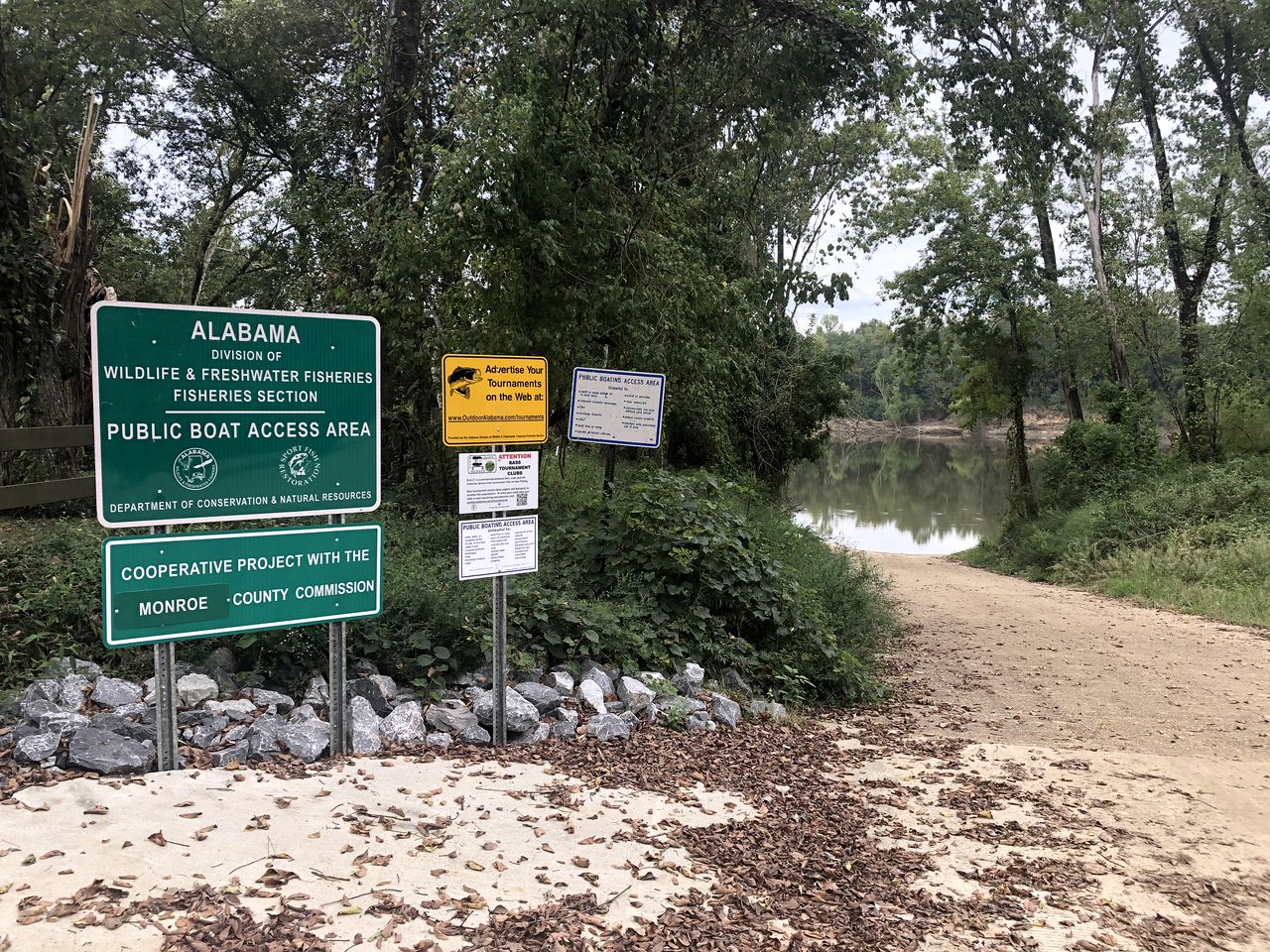 Fascinating Off-Grid River House for an Authentic Escape into Nature on the Alabama River