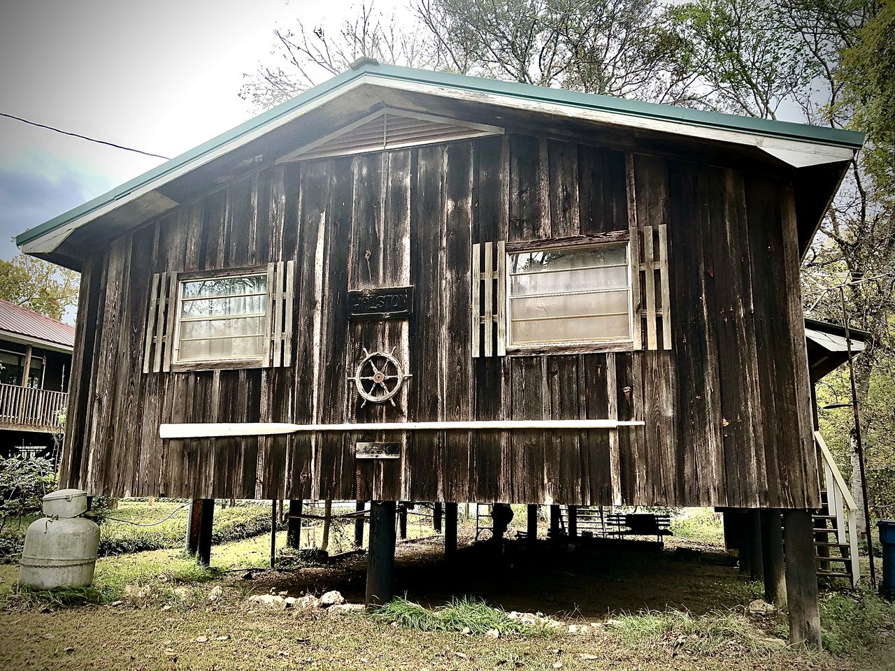 Fascinating Off-Grid River House for an Authentic Escape into Nature on the Alabama River