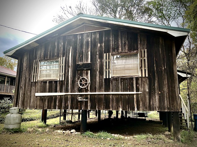 Fascinating Off-Grid River House for an Authentic Escape into Nature on the Alabama River