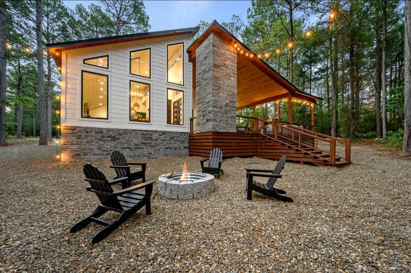 Stunning, Luxury Cabin with Jetted Hot Tub Close to Big Beaver Lake and Ouachita National Forest, Broken Bow, OK