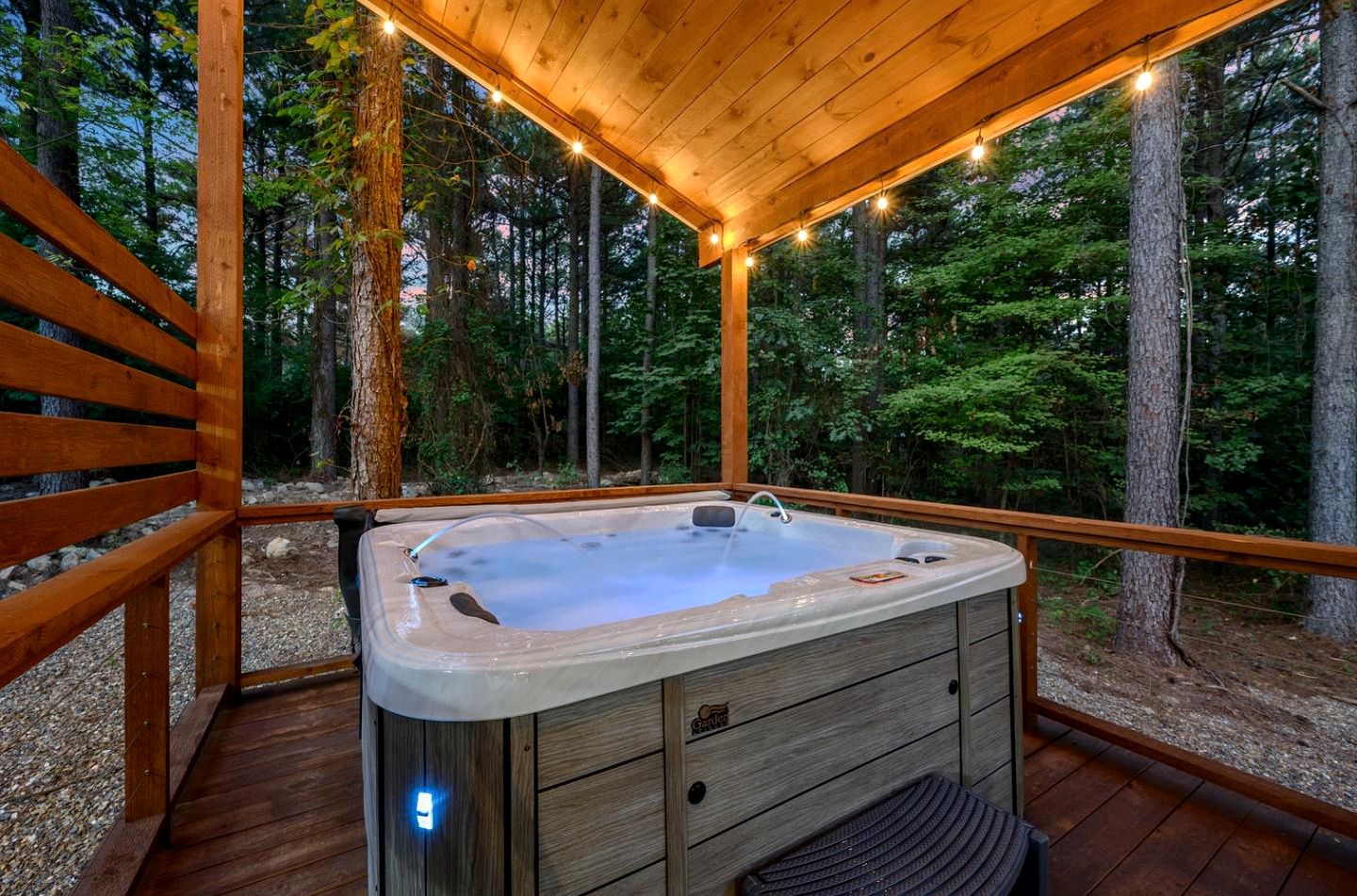 Stunning, Luxury Cabin with Jetted Hot Tub Close to Big Beaver Lake and Ouachita National Forest, Broken Bow, OK