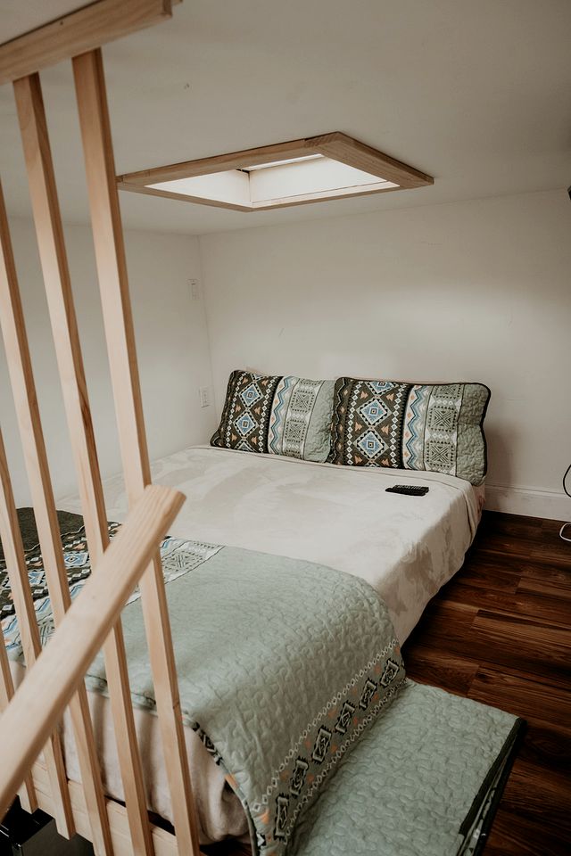 Charming Tiny House Rental on a Farm in Frederickburg, Texas - Perfect for a Romantic Glamping Retreat