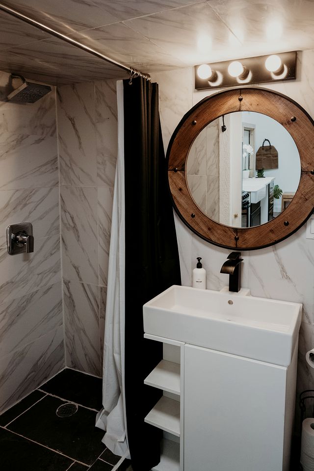 Charming Tiny House Rental on a Farm in Frederickburg, Texas - Perfect for a Romantic Glamping Retreat