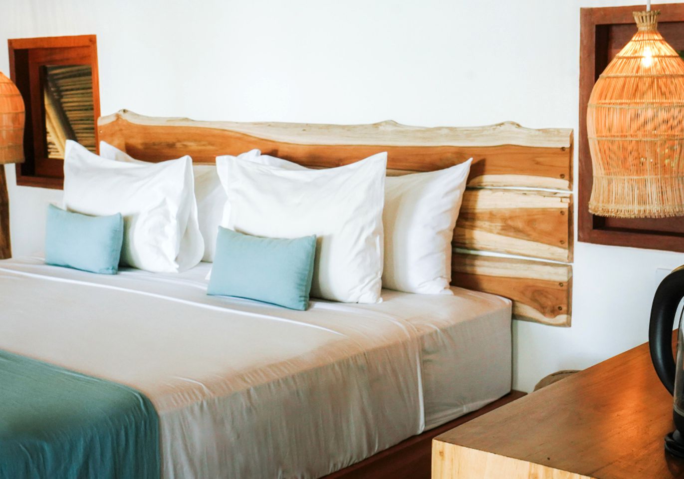 Beachfront Cabins Incredible for a Relaxing Getaway in Indonesia