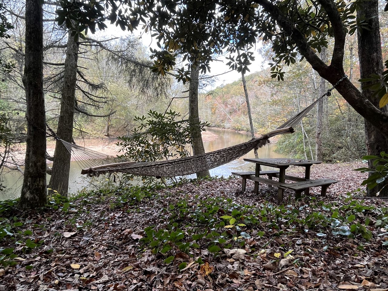 Glamping Treehouse Nestled by the Chestatee River, Perfect for Families or Friends Seeking adventure and Relaxation in Dahlonega, Georgia