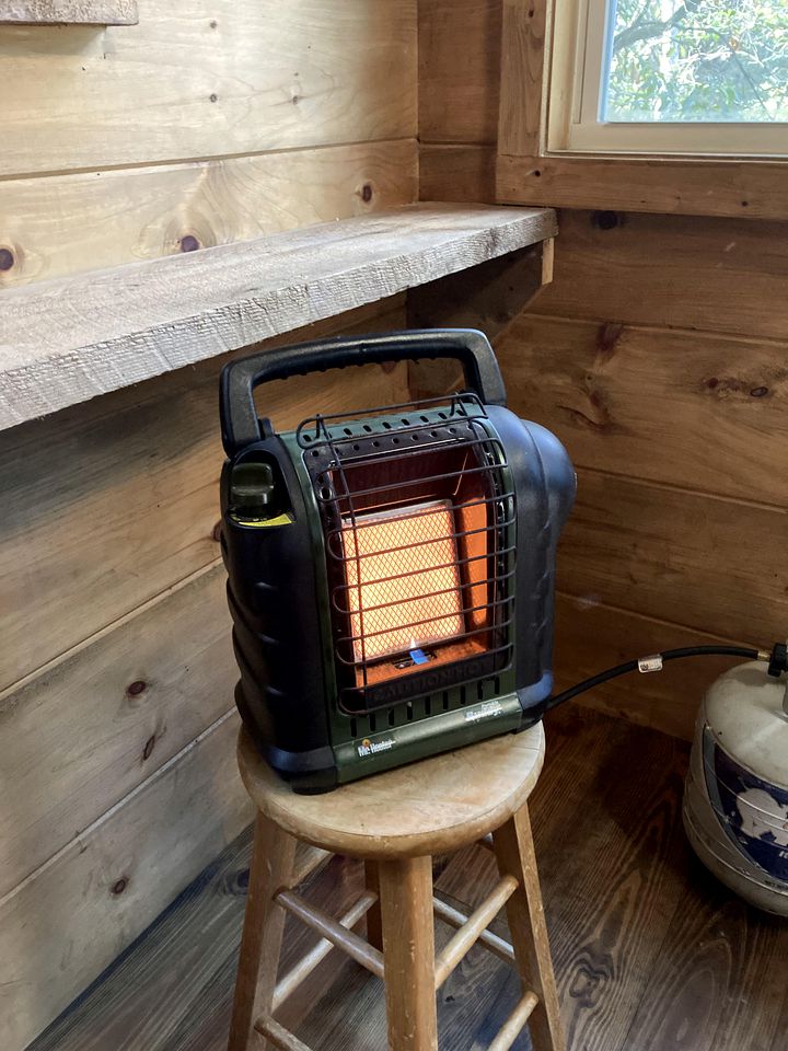 Glamping Treehouse Nestled by the Chestatee River, Perfect for Families or Friends Seeking adventure and Relaxation in Dahlonega, Georgia