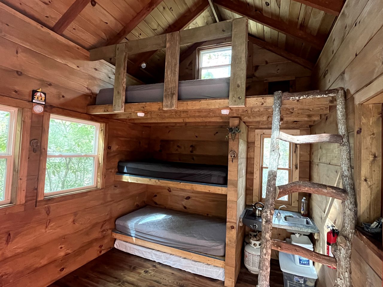 Glamping Treehouse Nestled by the Chestatee River, Perfect for Families or Friends Seeking adventure and Relaxation in Dahlonega, Georgia