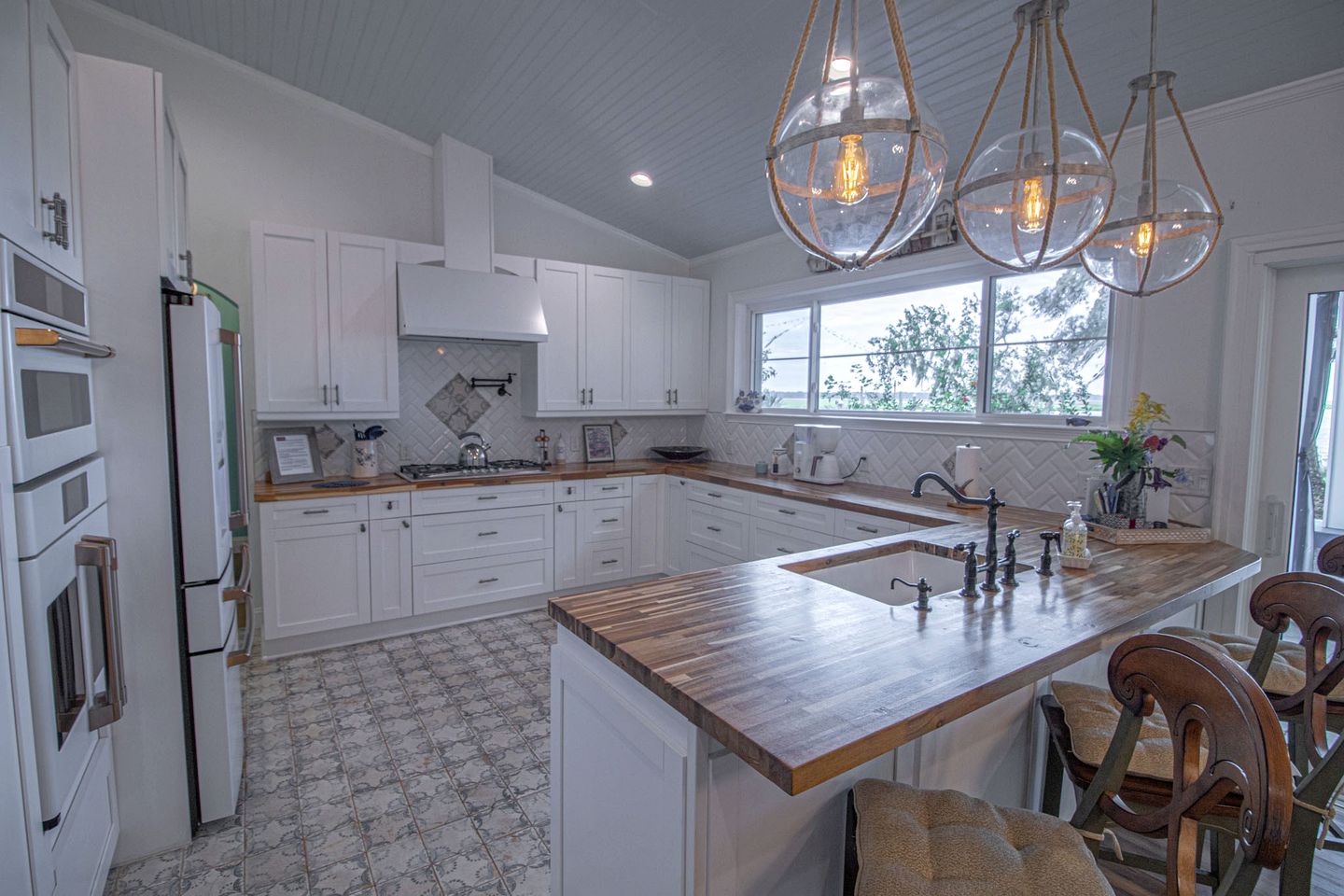 Charming Cottage Rental near Midway, Perfect for Luxury Glamping Getaways on Coronel's Island, Georgia