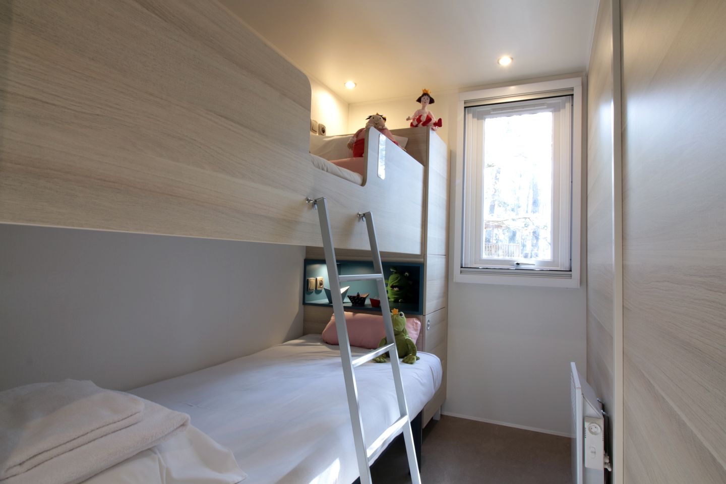 Gorgeous, Pet-Friendly Log Cabin Rental in Ondes, France, Perfect for Water Sport Enthusiasts