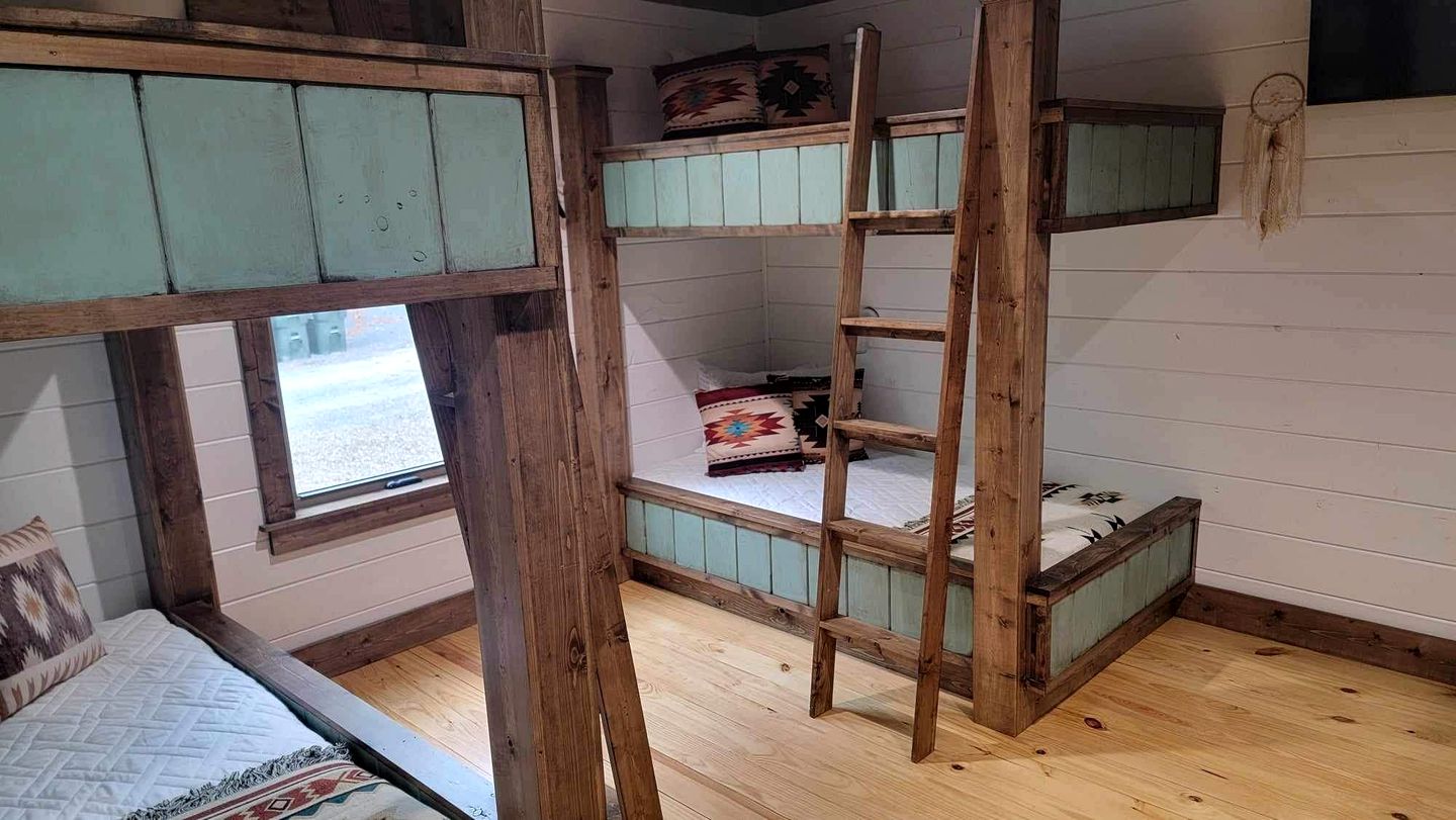 Ouachita Mountains Glamping Getaway: Cozy Pet-Friendly Cabin in Hochatown, Oklahoma, near Broken Bow Lake
