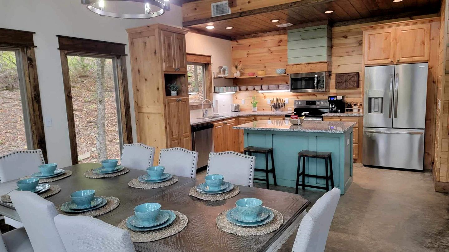 Ouachita Mountains Glamping Getaway: Cozy Pet-Friendly Cabin in Hochatown, Oklahoma, near Broken Bow Lake