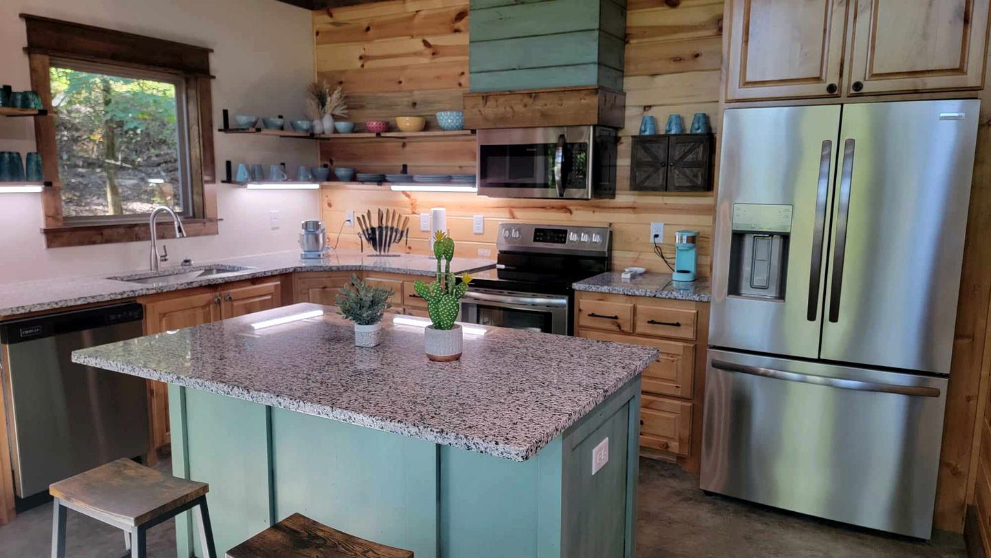 Ouachita Mountains Glamping Getaway: Cozy Pet-Friendly Cabin in Hochatown, Oklahoma, near Broken Bow Lake