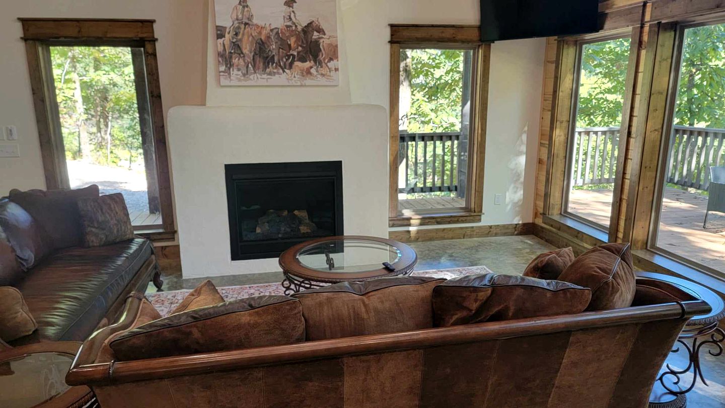 Ouachita Mountains Glamping Getaway: Cozy Pet-Friendly Cabin in Hochatown, Oklahoma, near Broken Bow Lake