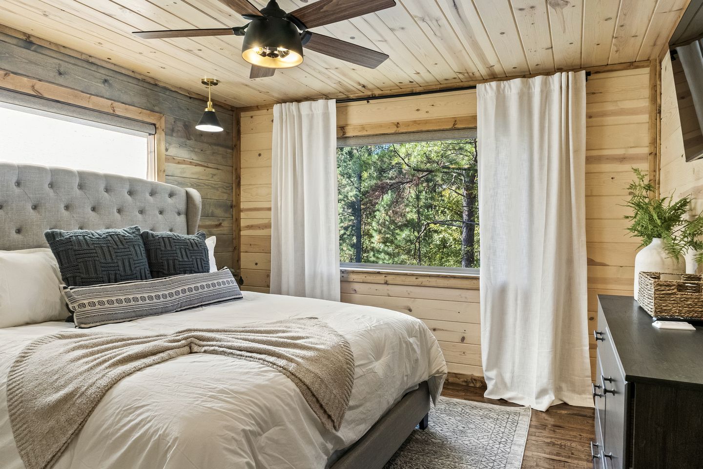 Fantastic Cabin Rental with a Hot Tub in Hochatown, Oklahoma - Ideal for a Family Glamping Retreat near Broken Bow Lake
