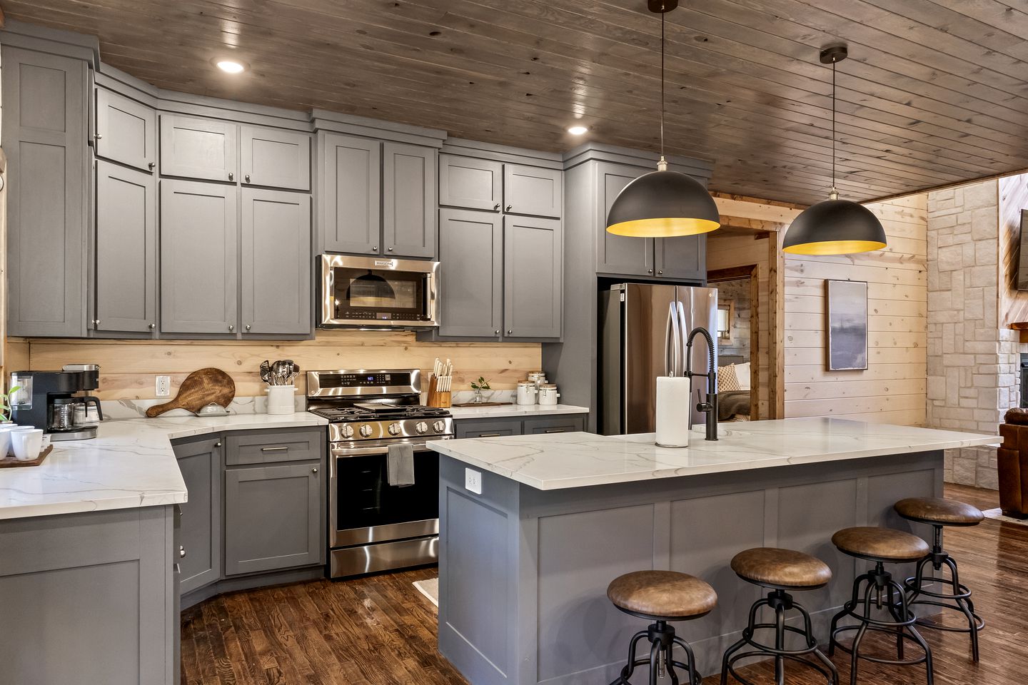 Fantastic Cabin Rental with a Hot Tub in Hochatown, Oklahoma - Ideal for a Family Glamping Retreat near Broken Bow Lake