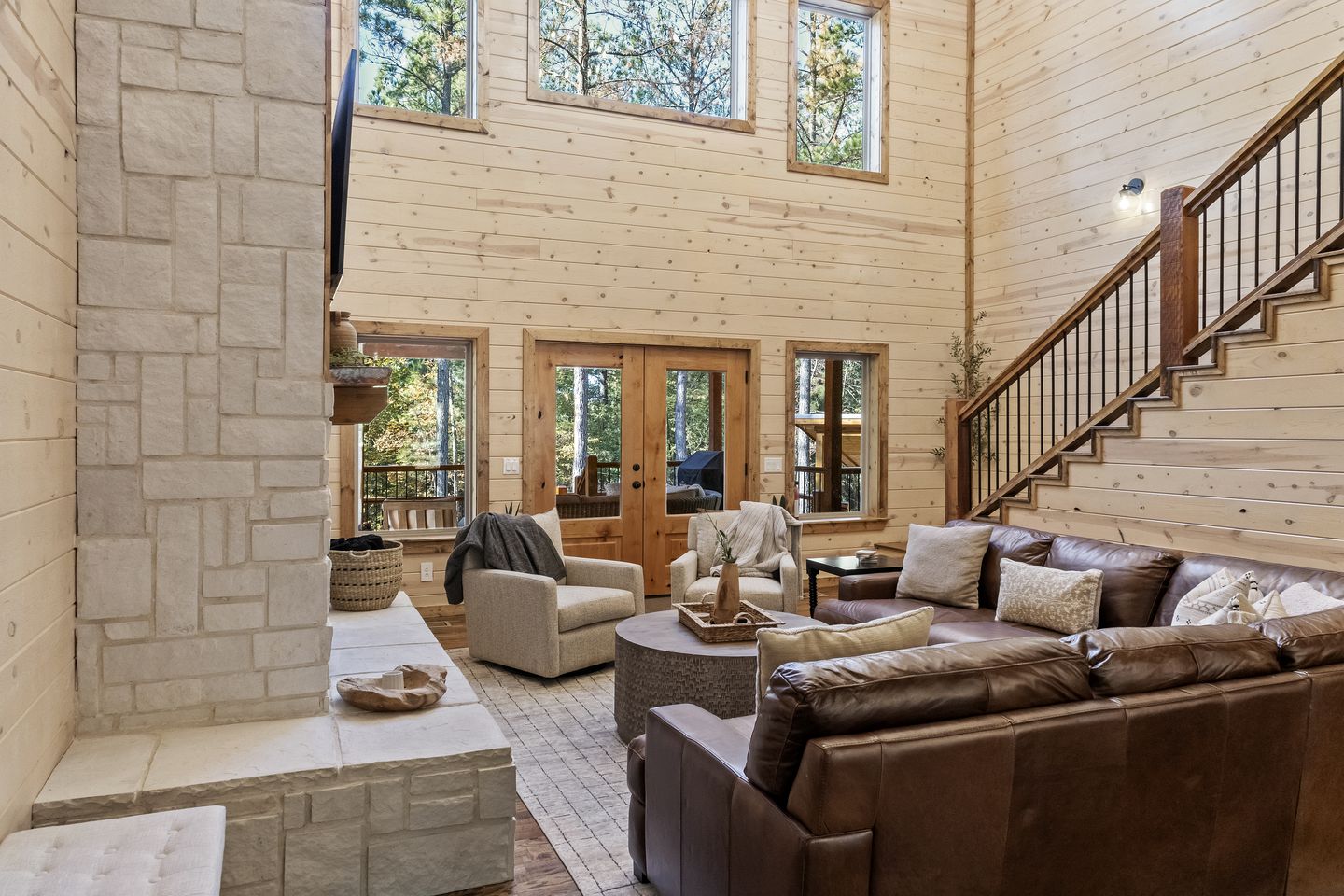 Fantastic Cabin Rental with a Hot Tub in Hochatown, Oklahoma - Ideal for a Family Glamping Retreat near Broken Bow Lake