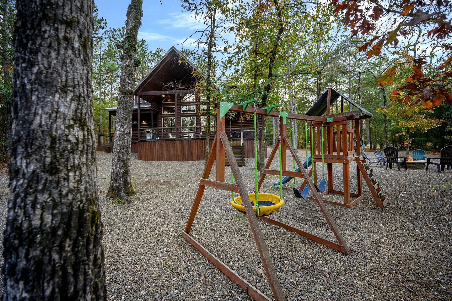 Beautiful Luxurious Cabin with a Hot Tub in Hochatown, Oklahoma - The Ultimate Glamping Destination near Beavers Bend State Park