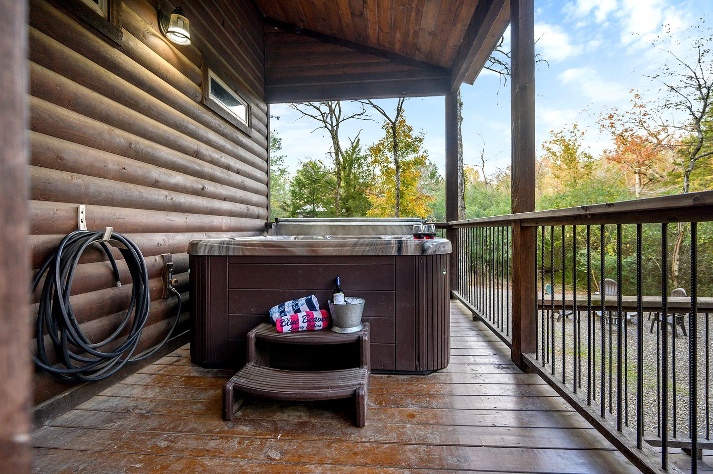 Beautiful Luxurious Cabin with a Hot Tub in Hochatown, Oklahoma - The Ultimate Glamping Destination near Beavers Bend State Park