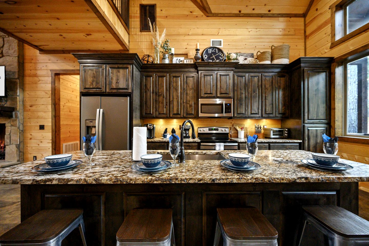 Beautiful Luxurious Cabin with a Hot Tub in Hochatown, Oklahoma - The Ultimate Glamping Destination near Beavers Bend State Park