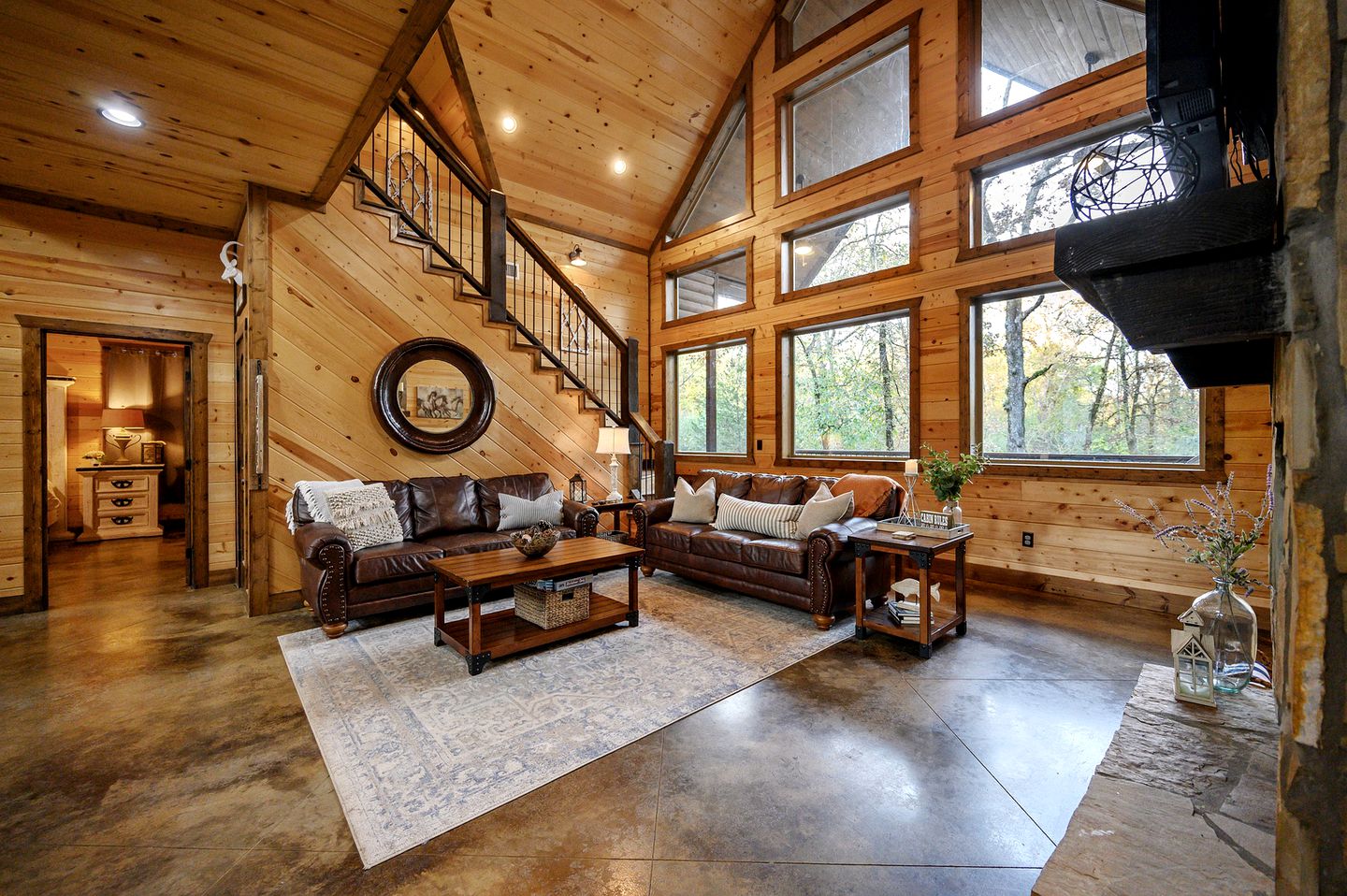 Beautiful Luxurious Cabin with a Hot Tub in Hochatown, Oklahoma - The Ultimate Glamping Destination near Beavers Bend State Park