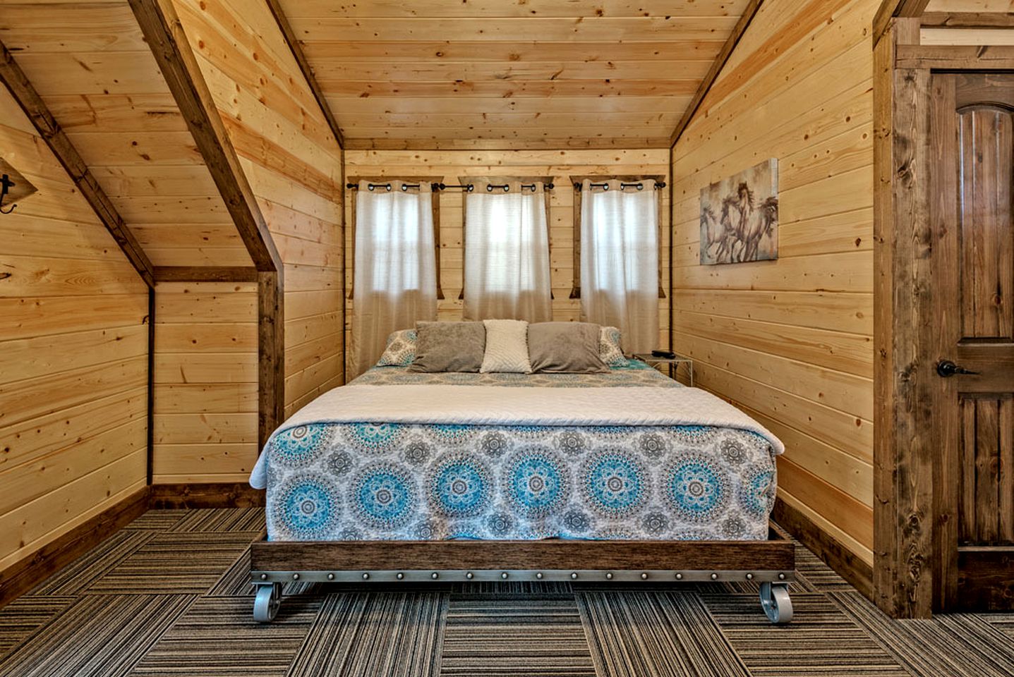 Beautiful Luxurious Cabin with a Hot Tub in Hochatown, Oklahoma - The Ultimate Glamping Destination near Beavers Bend State Park