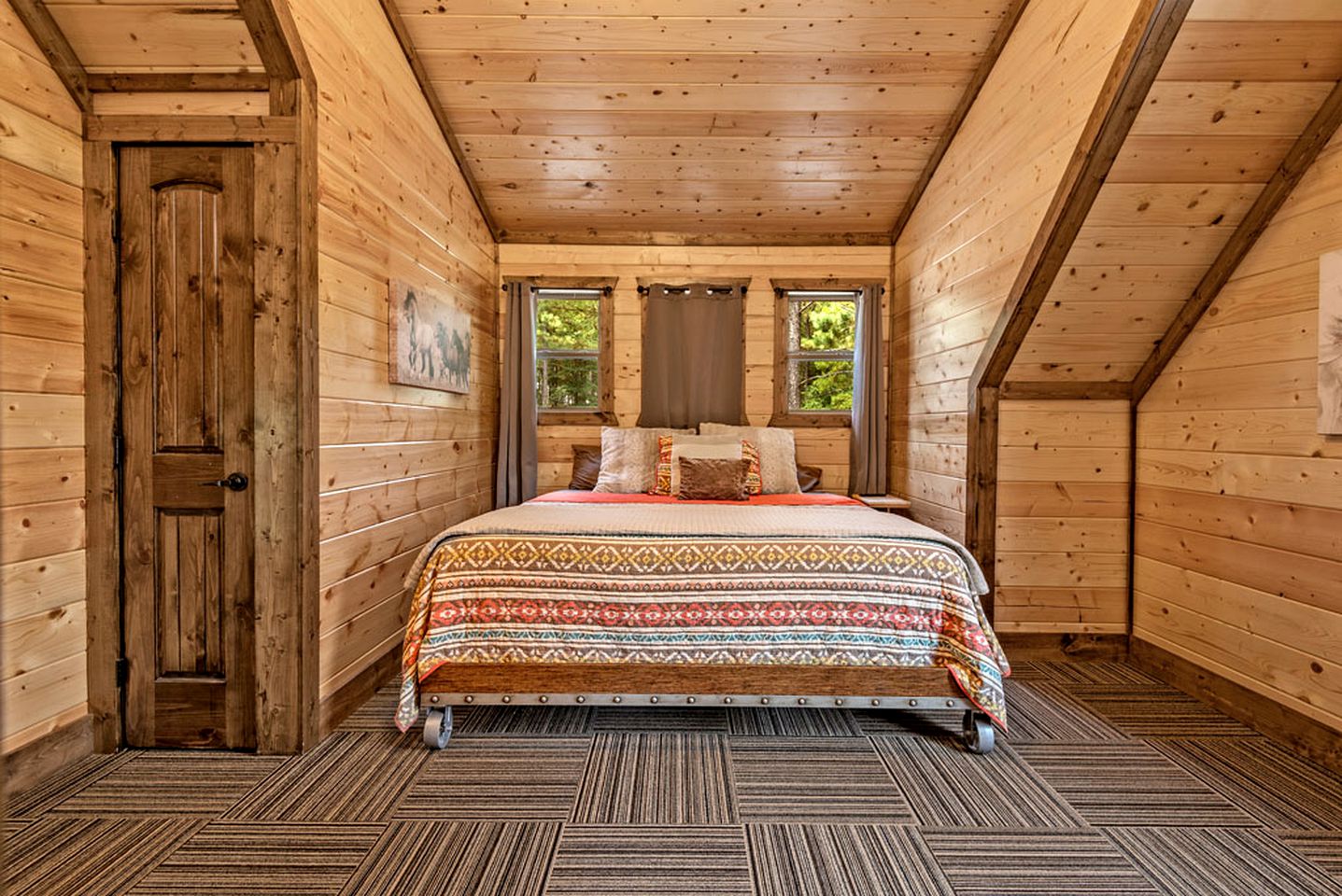 Beautiful Luxurious Cabin with a Hot Tub in Hochatown, Oklahoma - The Ultimate Glamping Destination near Beavers Bend State Park