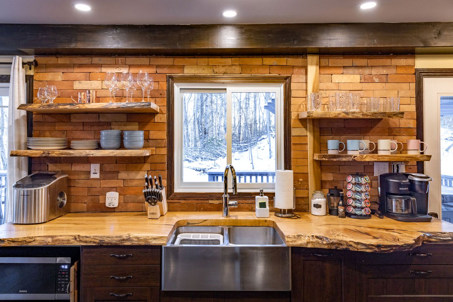 Forest Tranquility: Secluded Pet-Friendly Cabin with a Hot Tub in Kawartha Lakes, Ontario