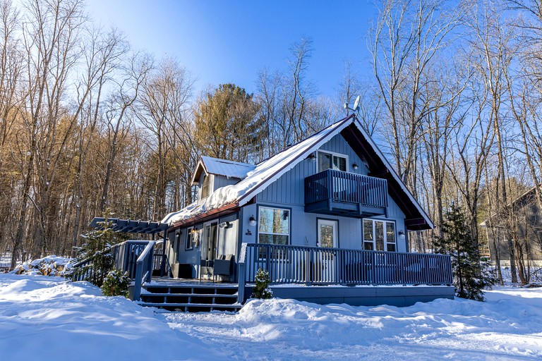 Cabins (Canada, Kawartha Lakes, Ontario)