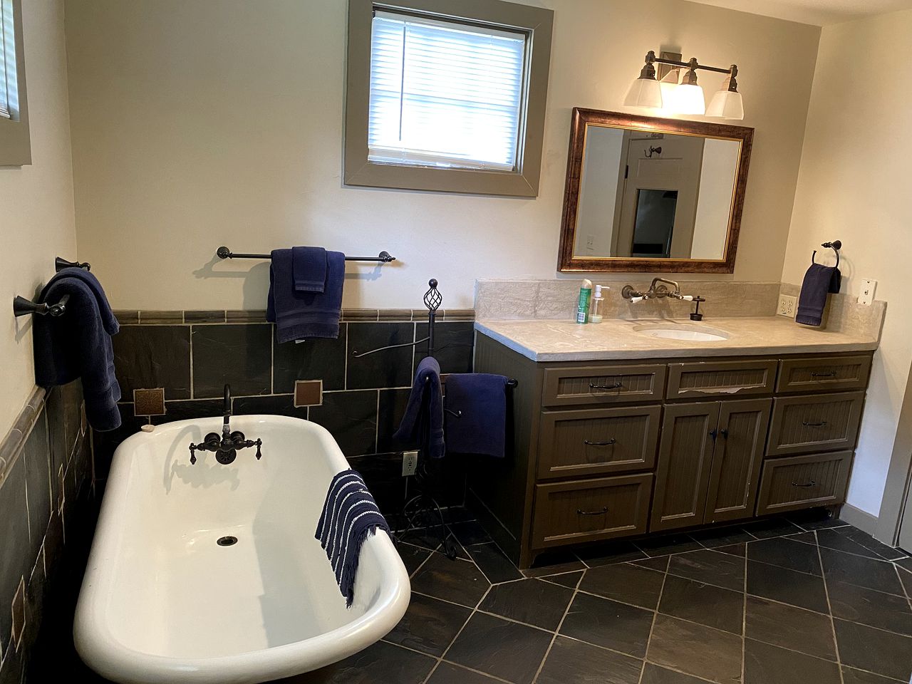 Picturesque Luminous Cabin with Jacuzzi, Bath and BBQ in Texas