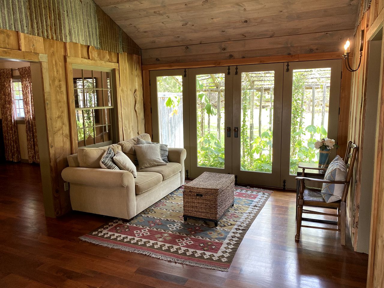 Picturesque Luminous Cabin with Jacuzzi, Bath and BBQ in Texas