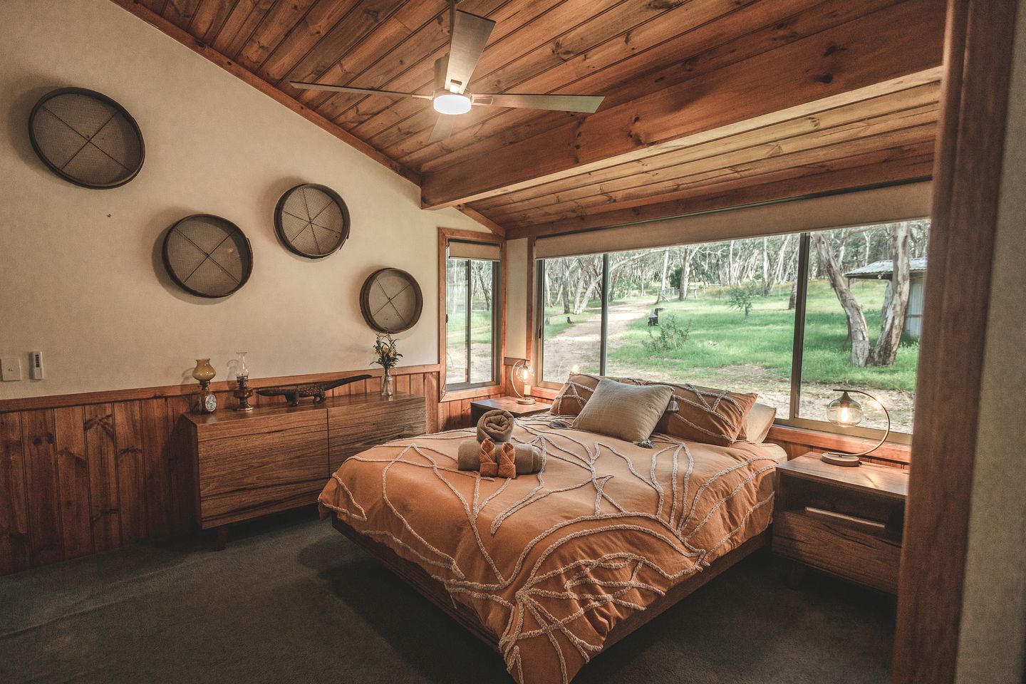 Breathtaking Cabin with Spectacular Interior, Deck, Jacuzzi and Countryside Views in Victoria