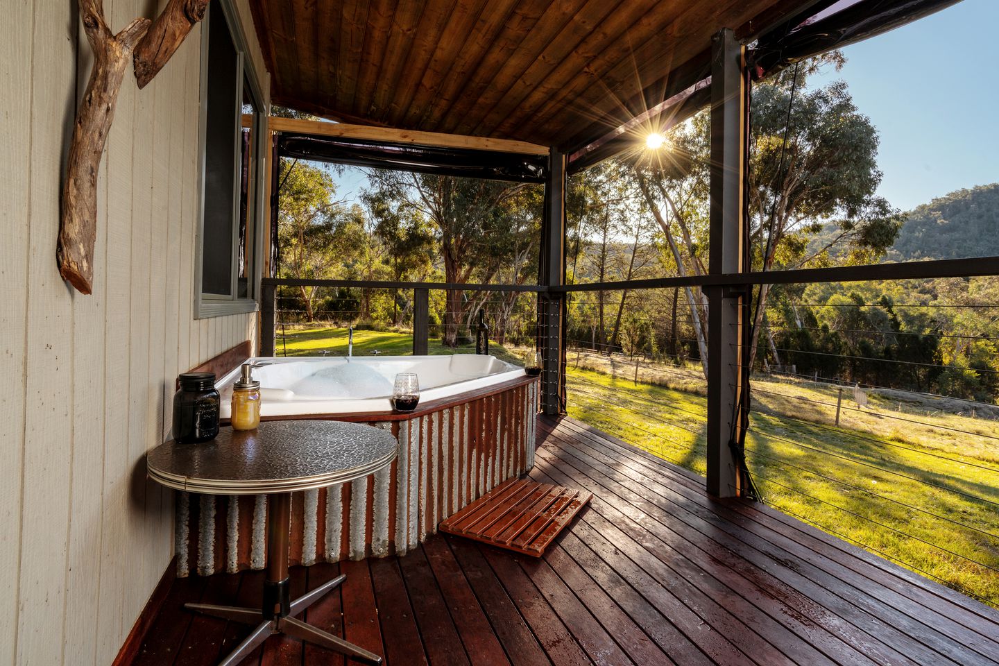 Breathtaking Cabin with Spectacular Interior, Deck, Jacuzzi and Countryside Views in Victoria